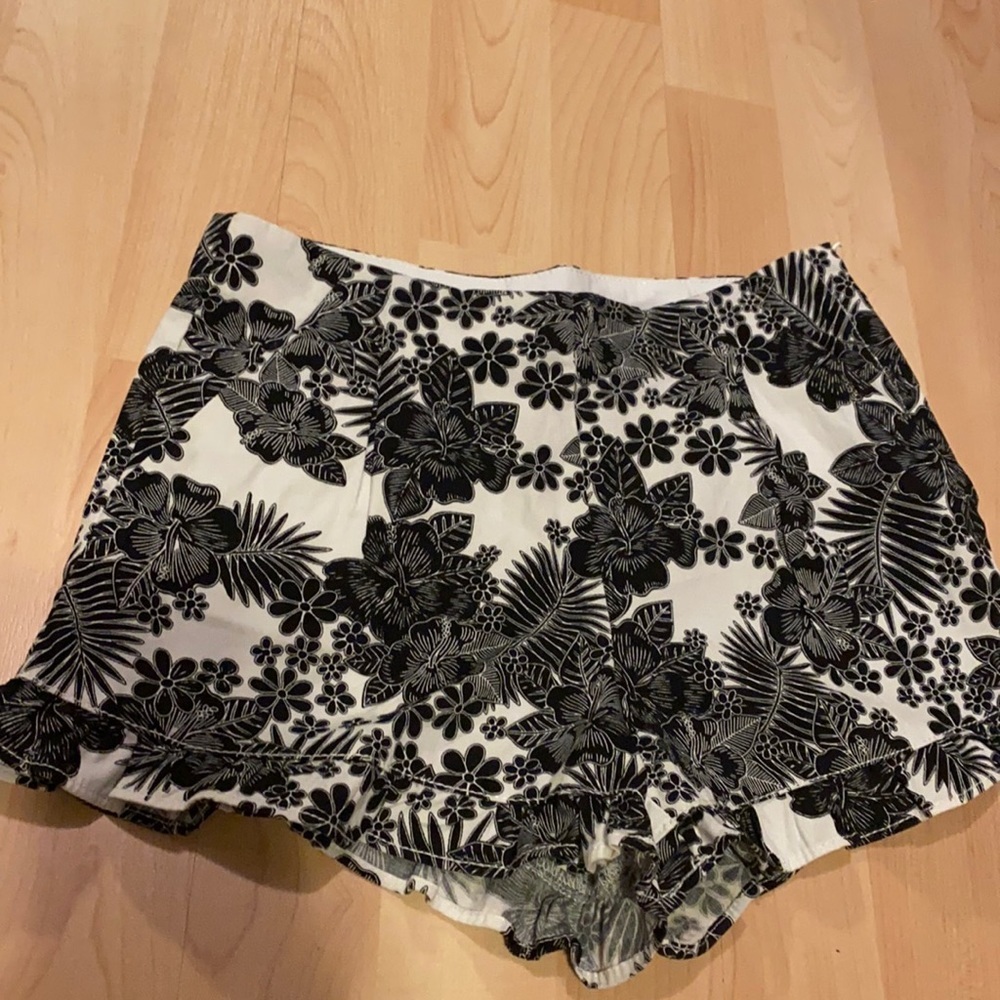 Janie & Jack Black/white ruffle hem girls short 10